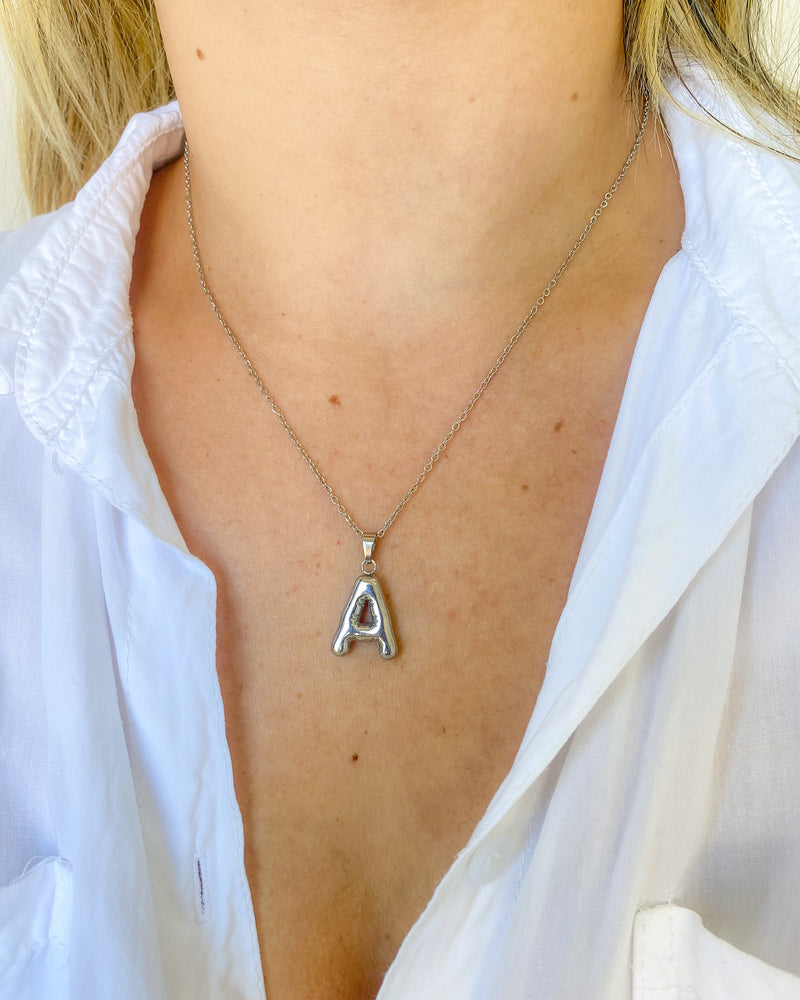 Colar Pingente Letra Balão Aço - Semijoia Folheada em Prata