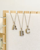 Colar Pingente Letra Balão Aço - Semijoia Folheada em Prata