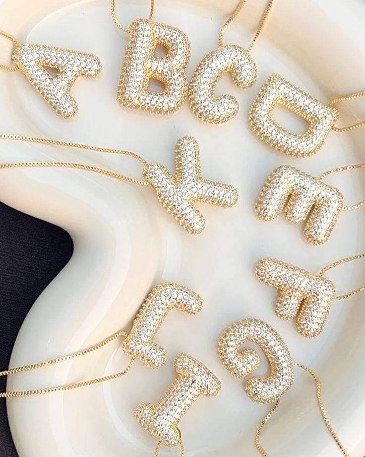 Colar Pingente Letra Cravejada - Semijoia Folheada a Ouro 18k