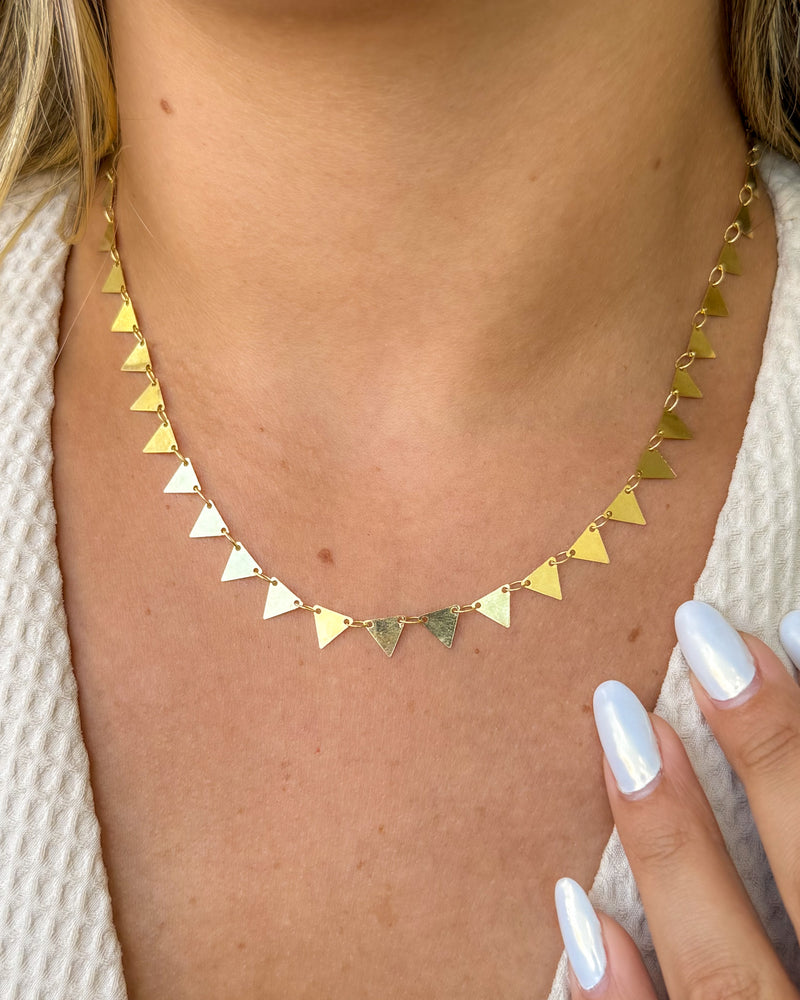 Colar Chapinha Triângulos - Semijoia Banhado em Ouro 18k