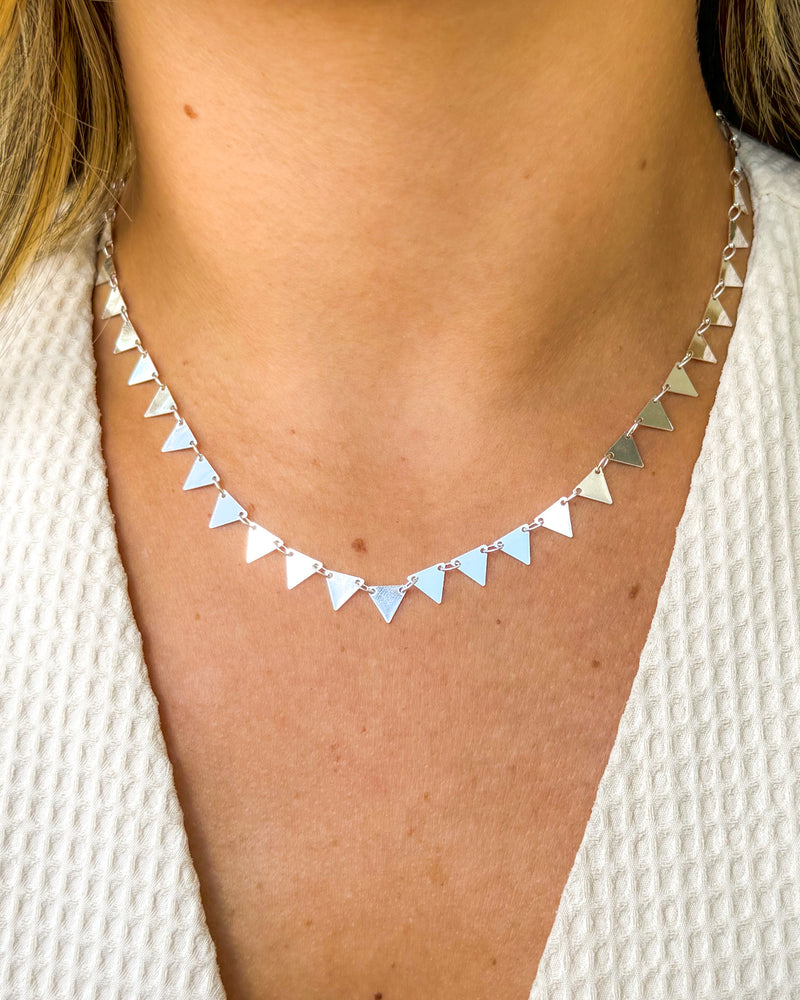 Colar Chapinha Triângulos - Semijoia Banhado a Prata