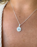 Colar Pingente Medalha Olho Grego - Semijoia Banhado a Prata