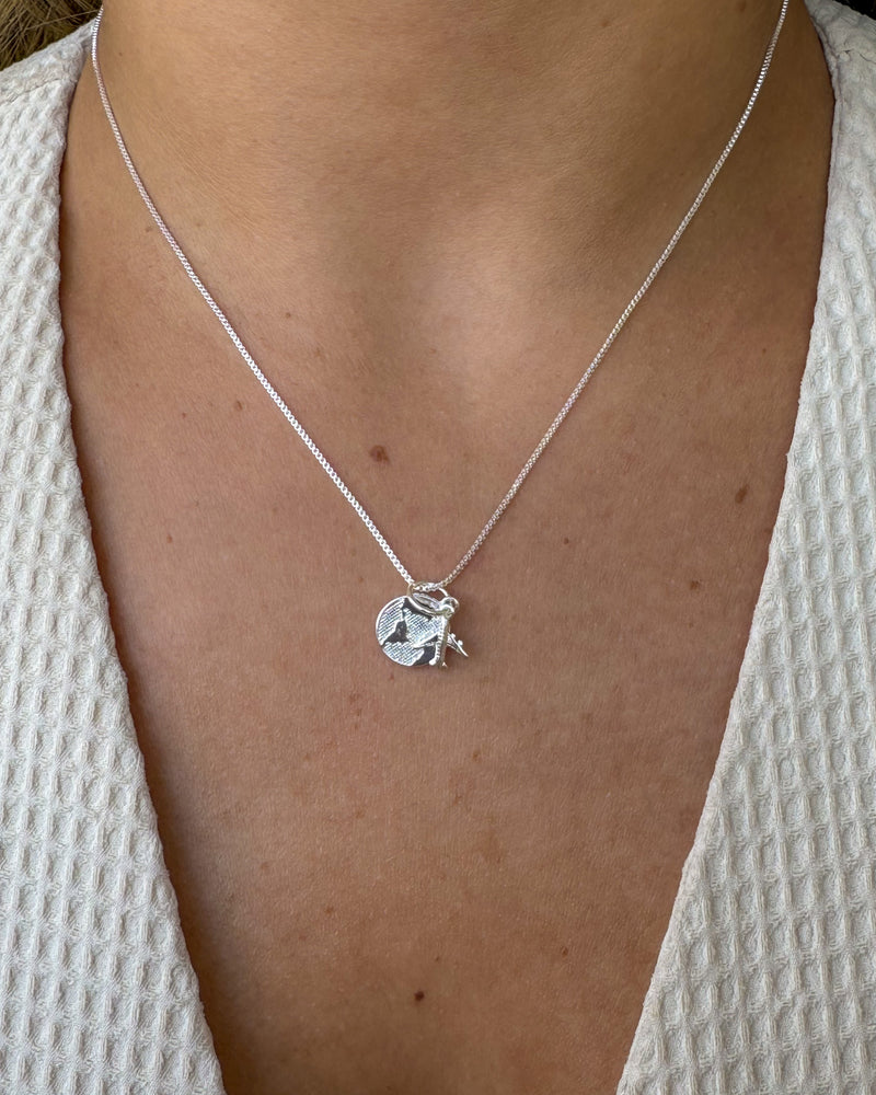 Colar Pingente Viagem - Semijoia Banhado a Prata