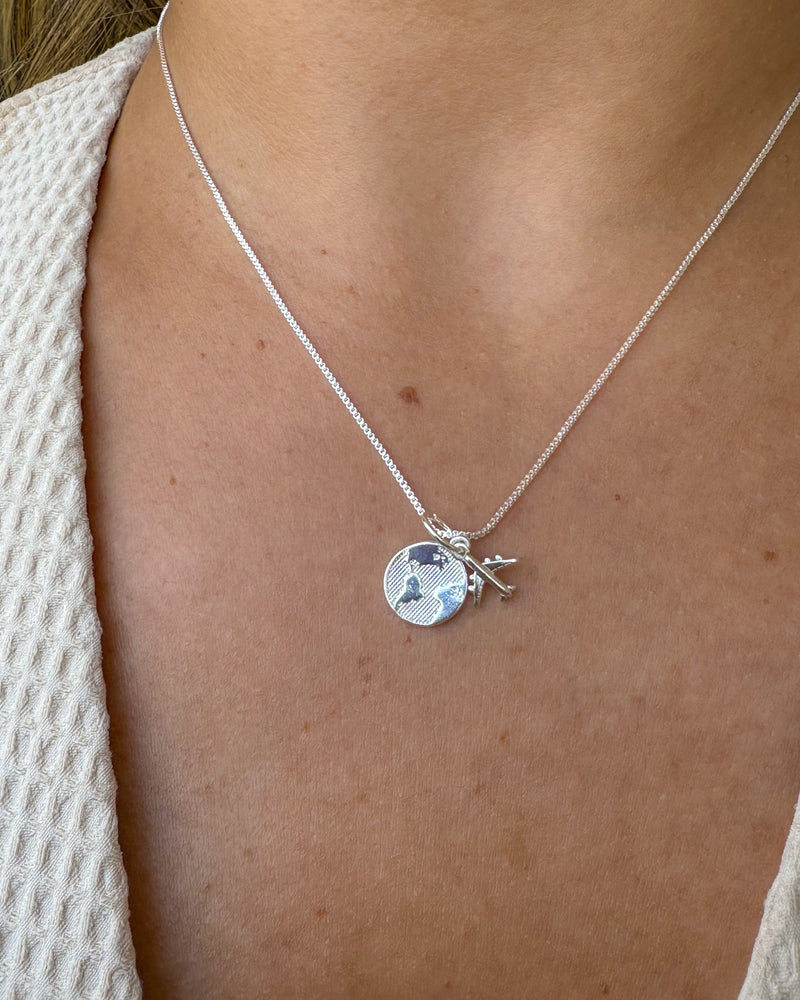 Colar Pingente Viagem - Semijoia Banhado a Prata