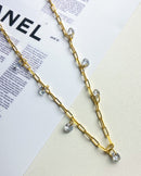 Colar de Elos com Gotas Penduradas - Dourado - Áurea Acessórios