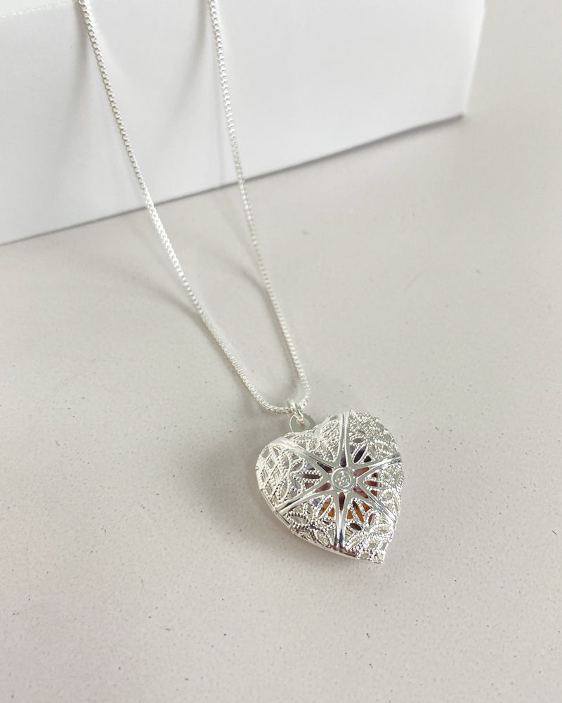 Colar Relicário Coração Vazado + Foto Personalizada - Prata - Áurea Acessórios