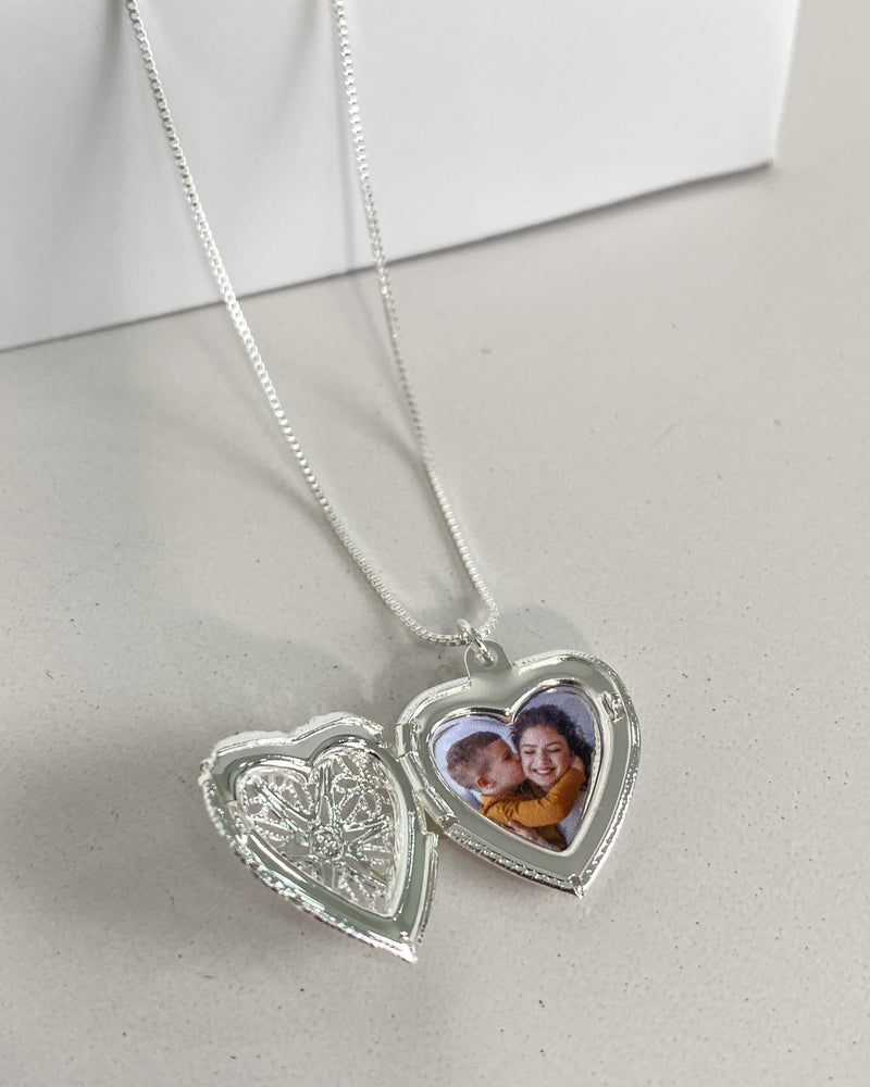 Colar Relicário Coração Vazado + Foto Personalizada - Prata - Áurea Acessórios