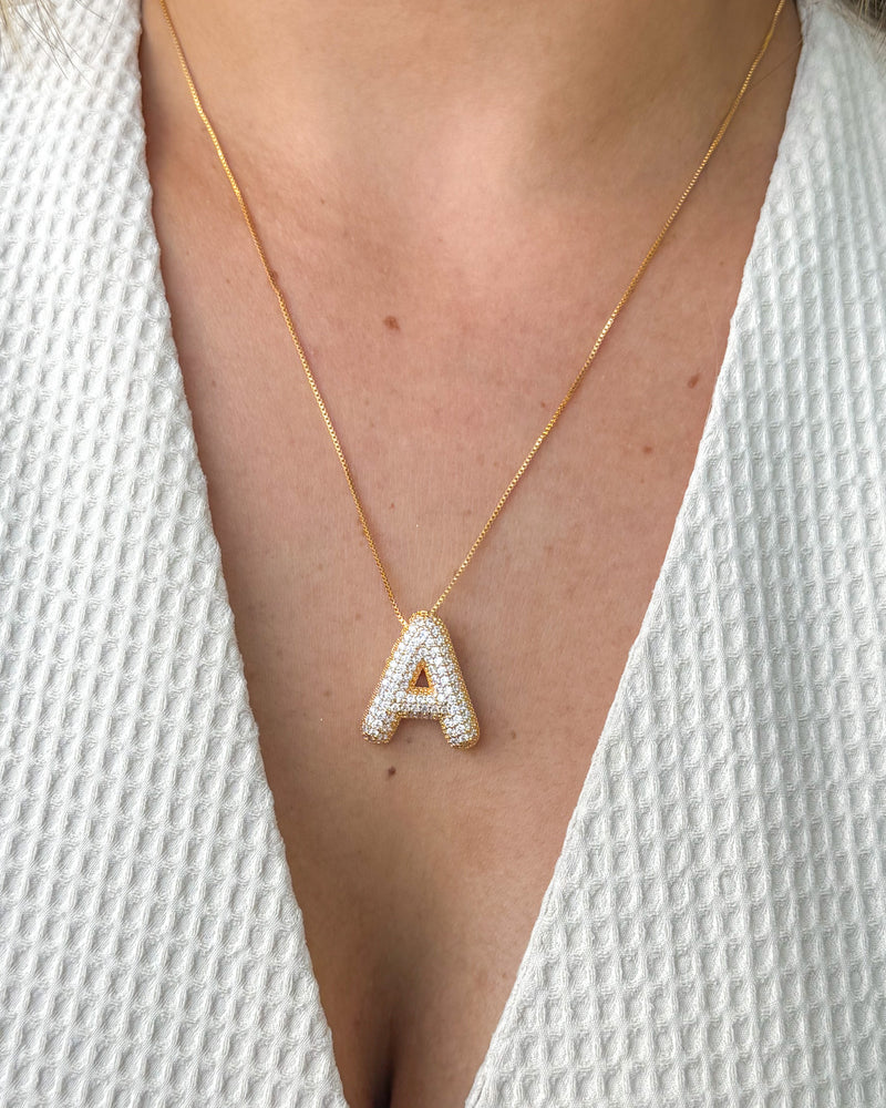 Colar Pingente Letra Cravejada - Semijoia Folheada a Ouro 18k