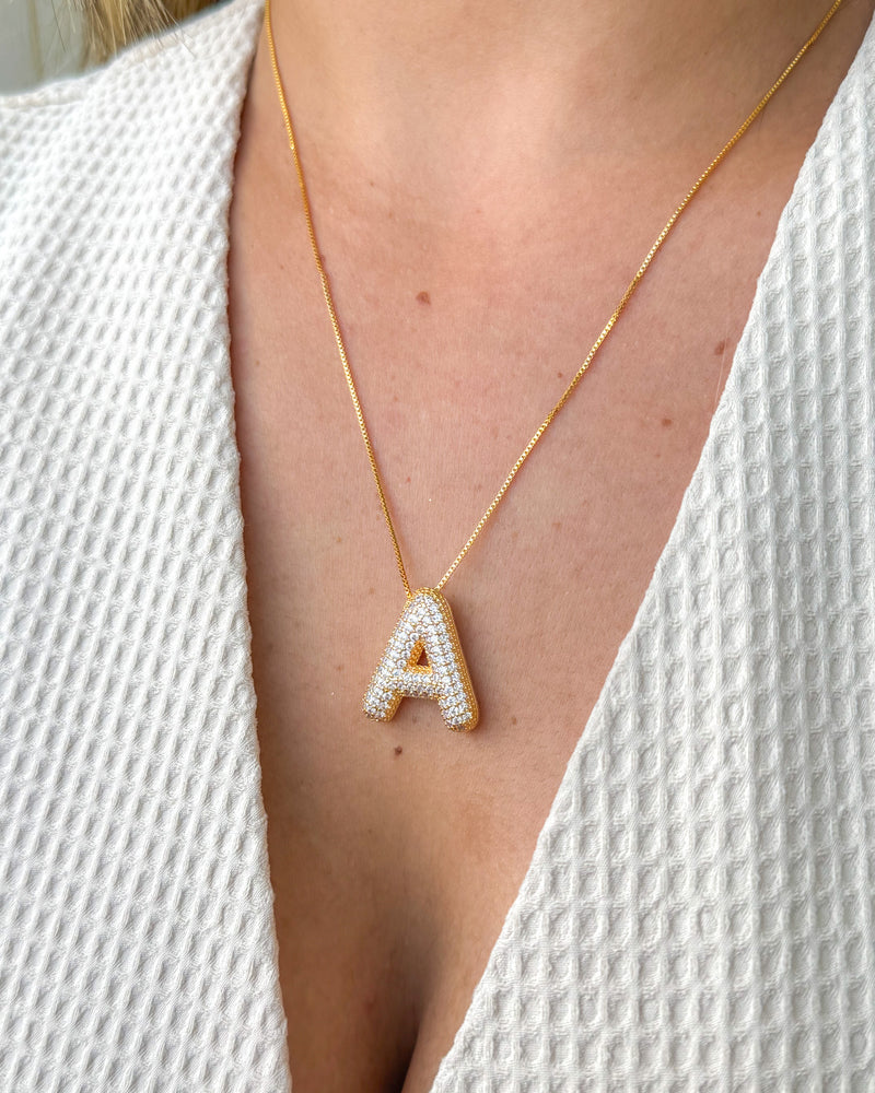 Colar Pingente Letra Cravejada - Semijoia Folheada a Ouro 18k