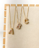 Colar Pingente Letra Cravejada - Semijoia Folheada a Ouro 18k