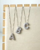 Colar Pingente Letra Cravejada - Semijoia Folheada em Prata