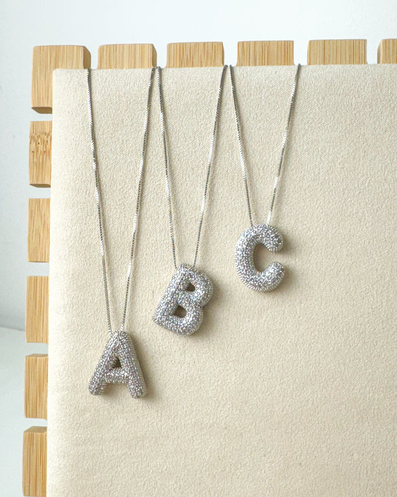 Colar Pingente Letra Cravejada - Semijoia Folheada em Prata