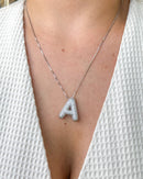 Colar Pingente Letra Cravejada - Semijoia Folheada em Prata