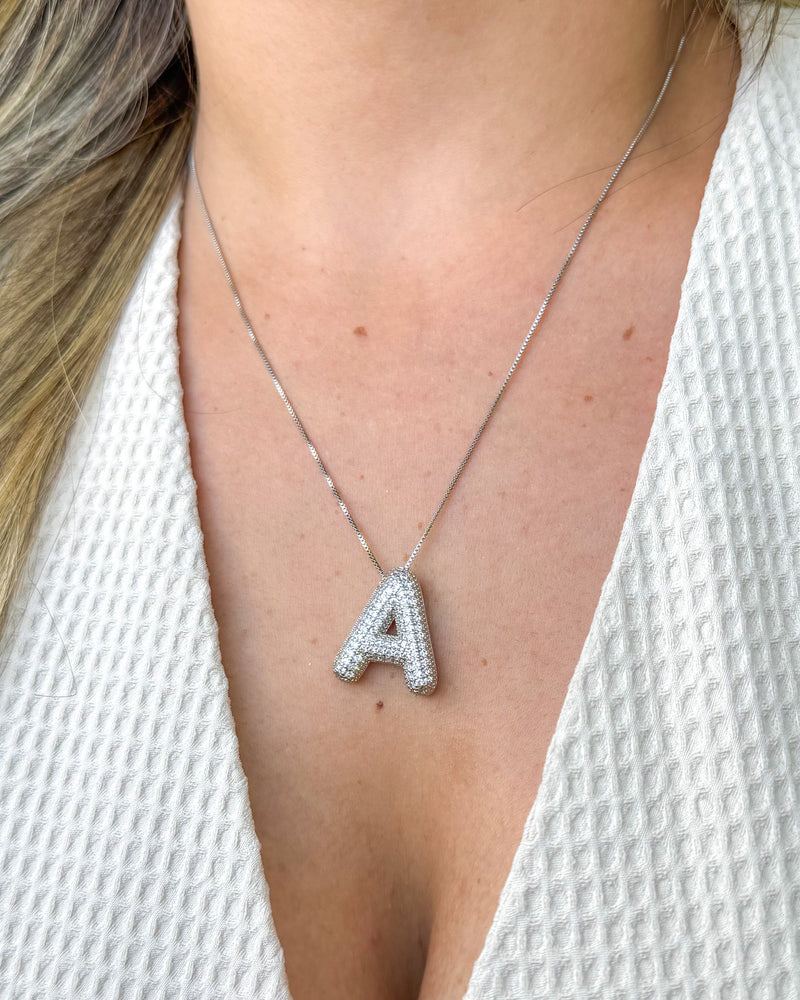 Colar Pingente Letra Cravejada - Semijoia Folheada em Prata