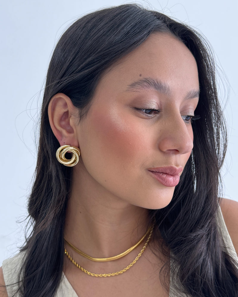 Brinco Nó Tubinho - Semijoia Folheada a Ouro 18k