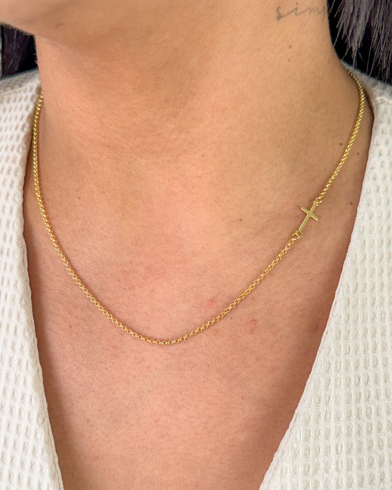 Colar Detalhe Cruz Lateral -  Semijoia Folheada a Ouro 18k