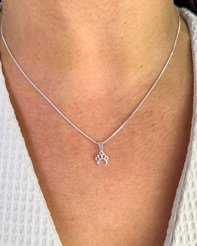 Colar Pingente Patinha Vazada - Semijoia Banhado a Prata