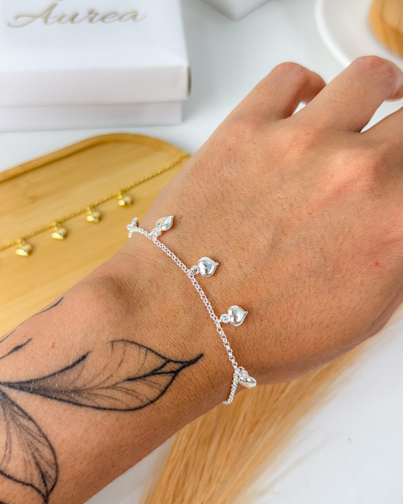 Pulseira Corações Pendurados - Semijoia Banhado a Prata