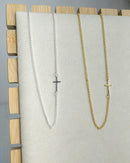 Colar Detalhe Cruz Lateral -  Semijoia Folheada a Ouro 18k