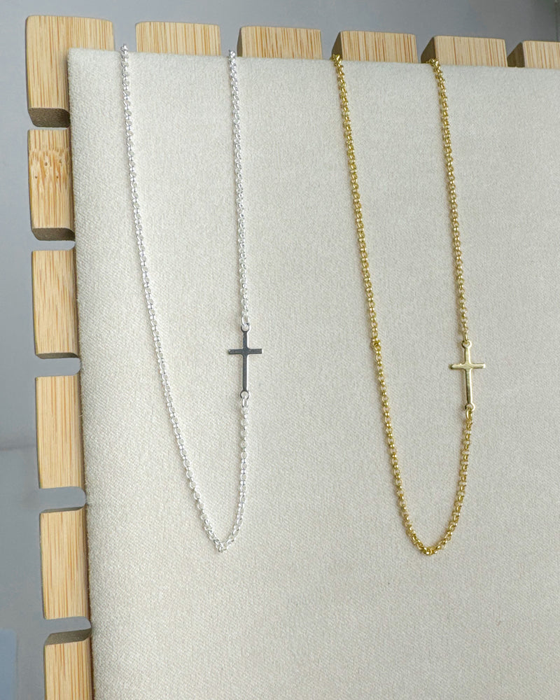 Colar Detalhe Cruz Lateral -  Semijoia Folheada a Ouro 18k