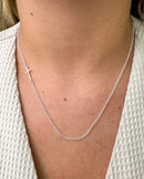 Colar Detalhe Cruz Lateral  - Semijoia Folhada a Prata