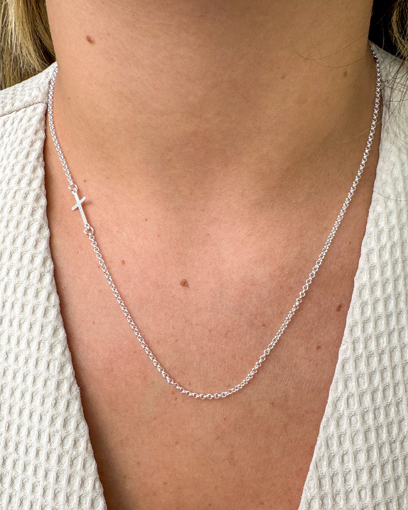 Colar Detalhe Cruz Lateral  - Semijoia Folhada a Prata