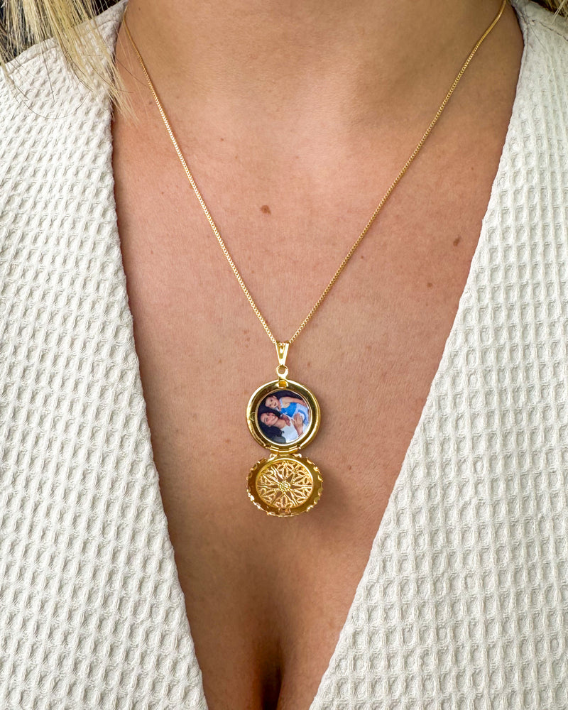 Colar Relicário Redondo + Foto Personalizada - Semijoia Banhado em Ouro 18k