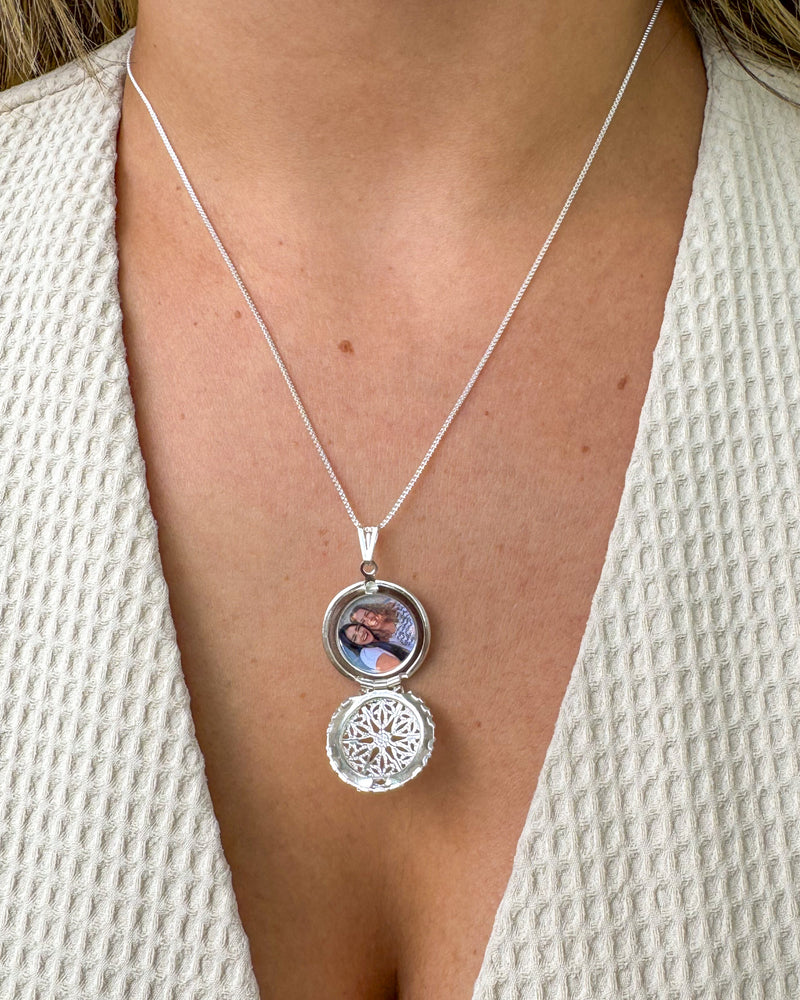 Colar Relicário Redondo + Foto Personalizada - Semijoia Banhado a Prata