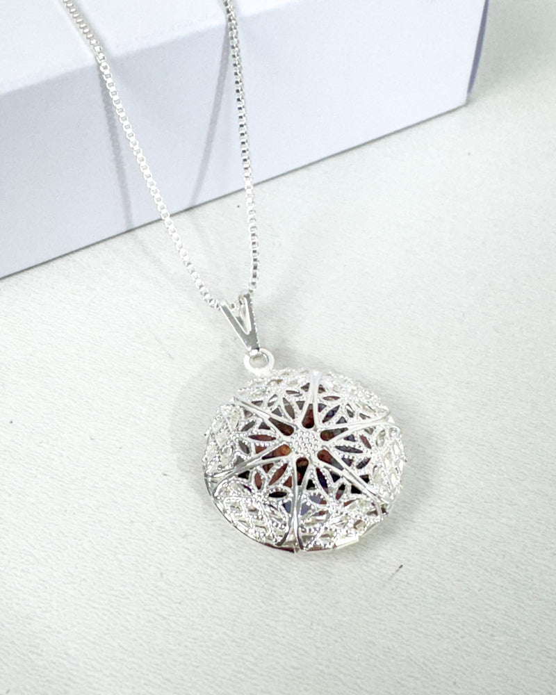 Colar Relicário Redondo + Foto Personalizada - Semijoia Banhado a Prata