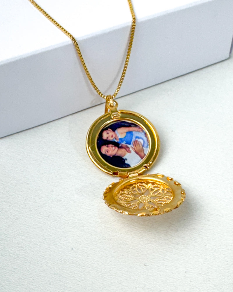 Colar Relicário Redondo + Foto Personalizada - Semijoia Banhado em Ouro 18k