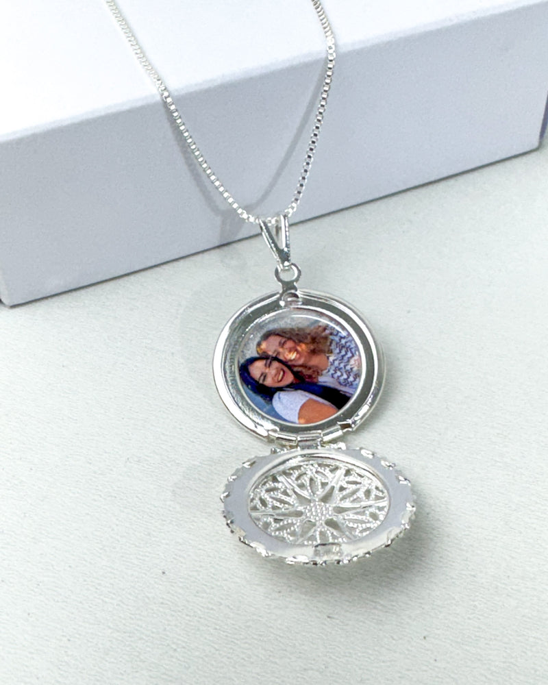 Colar Relicário Redondo + Foto Personalizada - Semijoia Banhado a Prata