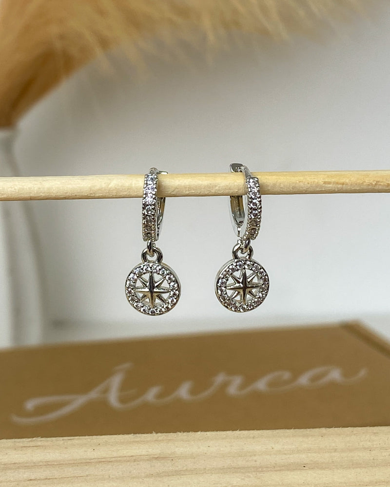 Argola com Pingente Rosa dos Ventos Cravejado - Prata - Áurea Acessórios