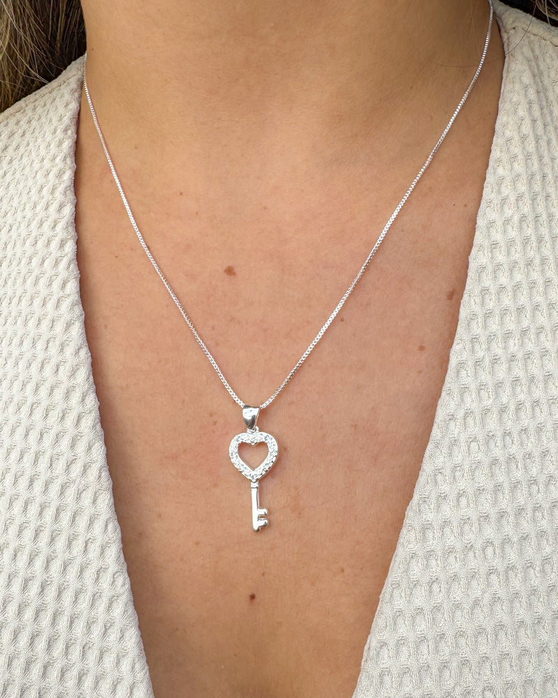 Colar Pingente Chave Coração - Semijoia Banhado a Prata
