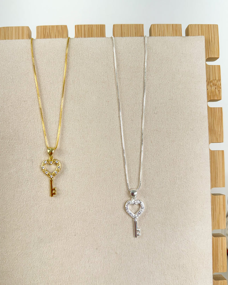 Colar Pingente Chave Coração - Semijoia Banhado a Prata