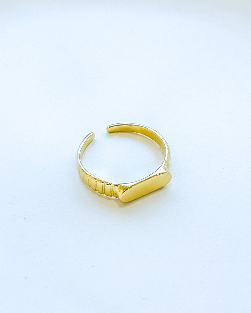 Anel Regulável Meio Canelado - Semijoia Banhado em Ouro 18k