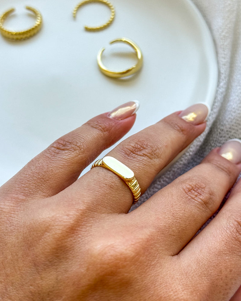 Anel Regulável Meio Canelado - Semijoia Banhado em Ouro 18k