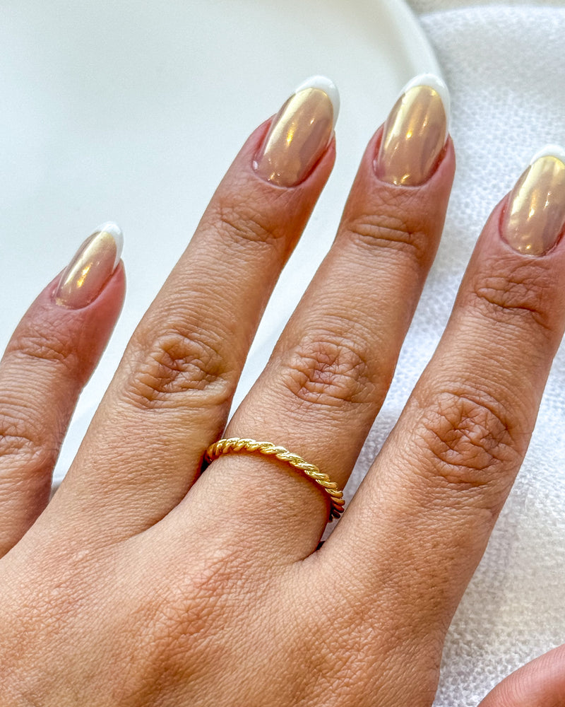 Anel Regulável Entrelace - Semijoia Banhado em Ouro 18k