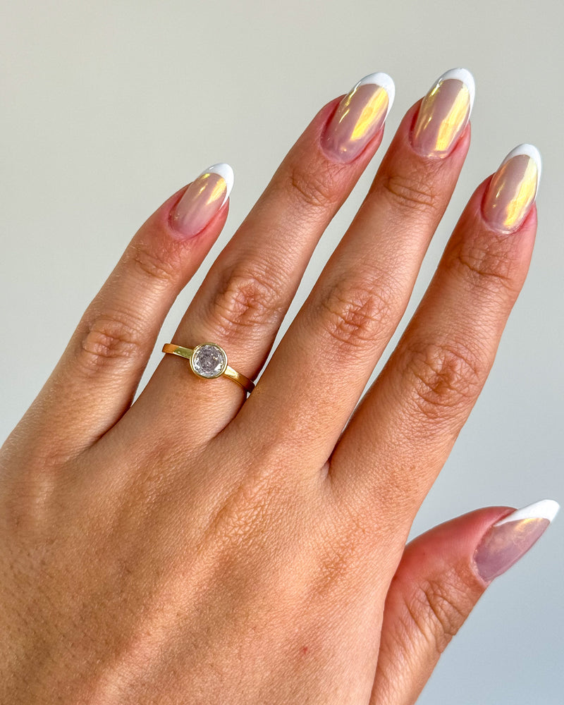 Anel Regulável Solitário Redondo - Semijoia Banhado em Ouro 18k