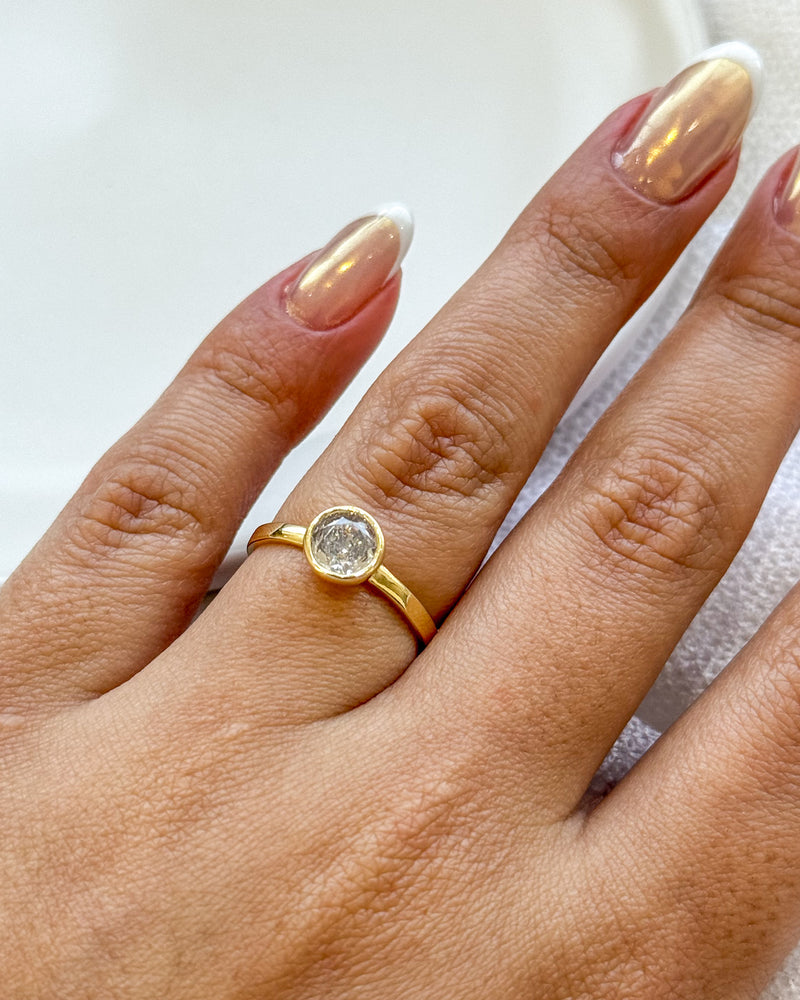 Anel Regulável Solitário Redondo - Semijoia Banhado em Ouro 18k