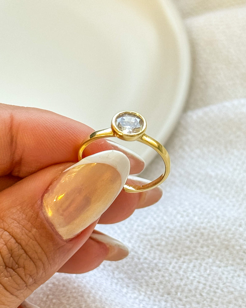 Anel Regulável Solitário Redondo - Semijoia Banhado em Ouro 18k