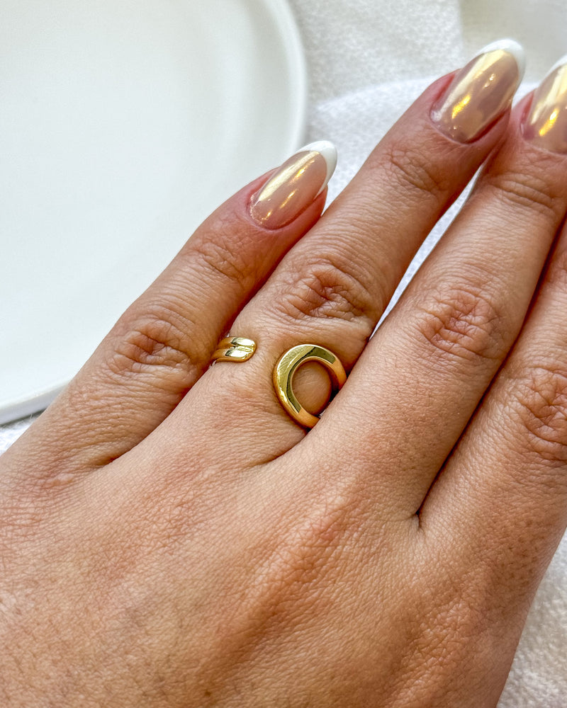 Anel Regulável Oval Vazado - Semijoia Banhado em Ouro 18k