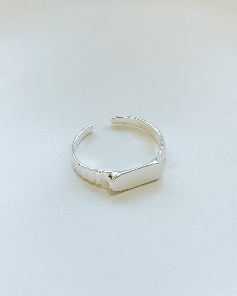 Anel Regulável Meio Canelado - Semijoia Banhado a Prata