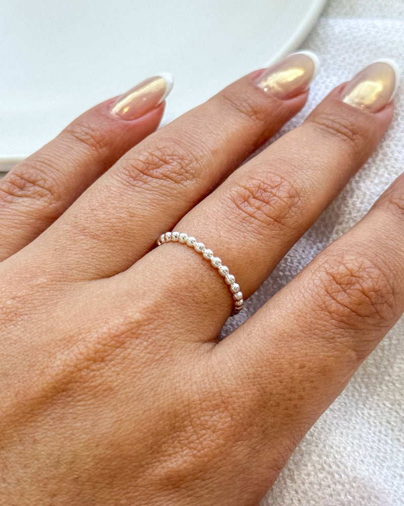 Anel Regulável Mini Bolinhas - Semijoia Banhado a Prata