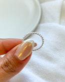 Anel Regulável Mini Bolinhas - Semijoia Banhado a Prata