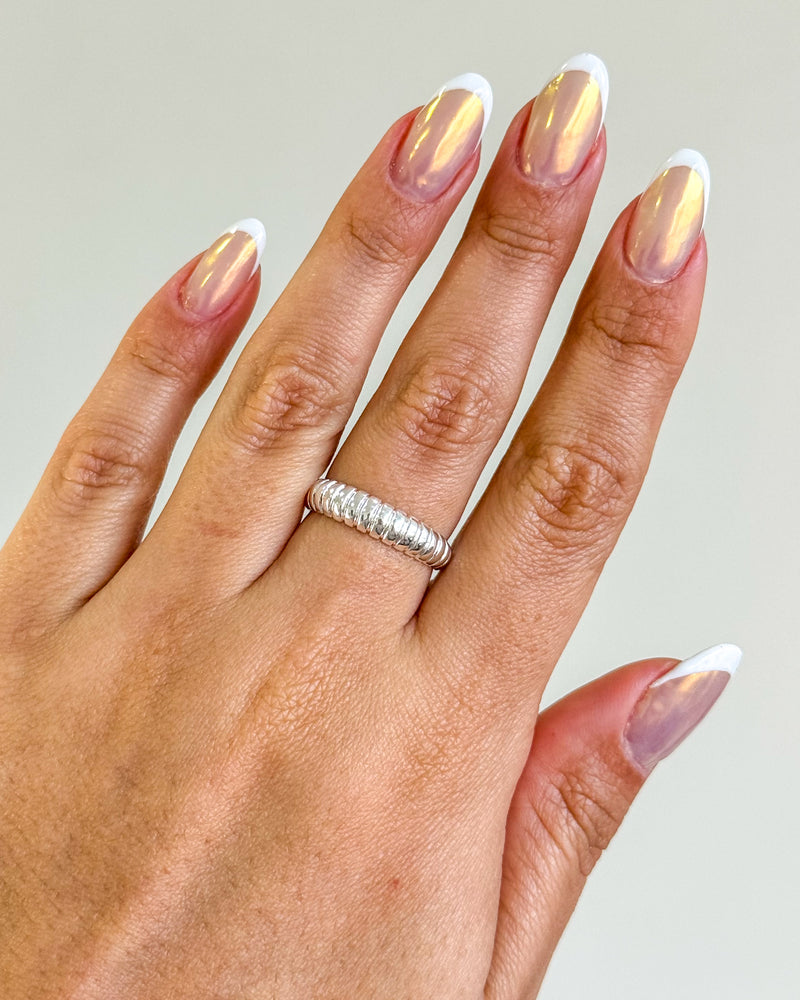 Anel Regulável Canelado - Semijoia Banhado a Prata