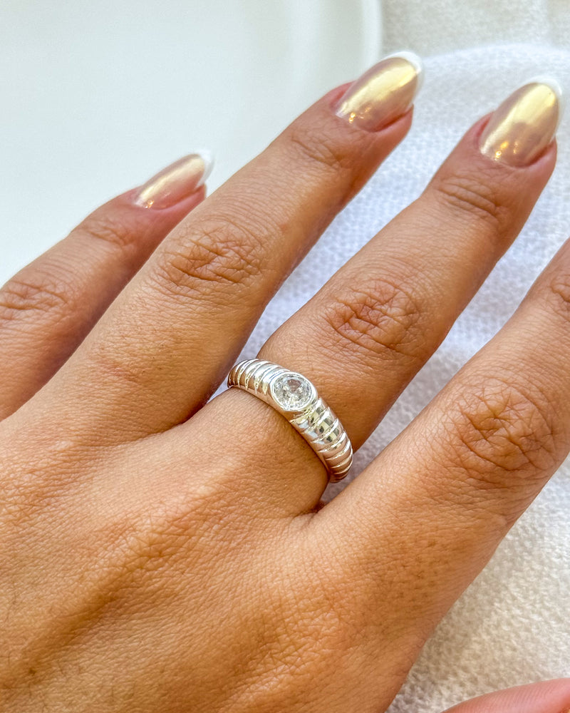 Anel Regulável Canelado com Zircônia - Semijoia Banhado a Prata