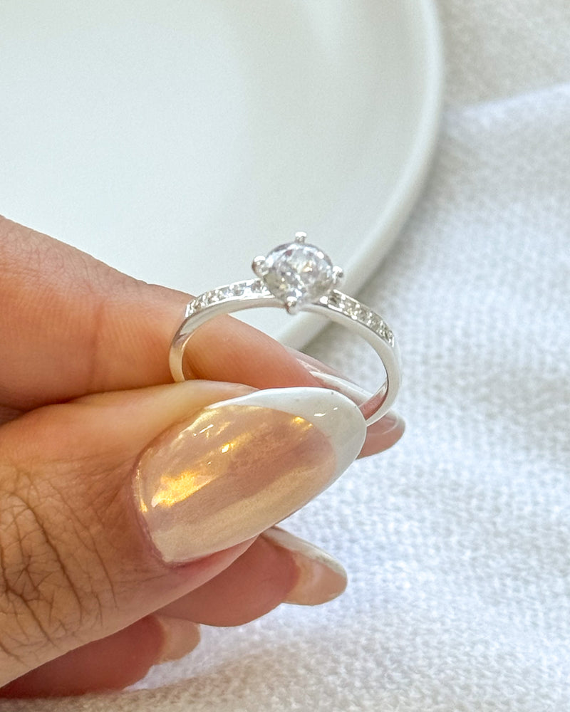 Anel Regulável Solitário Cravejado - Semijoia Banhado a Prata