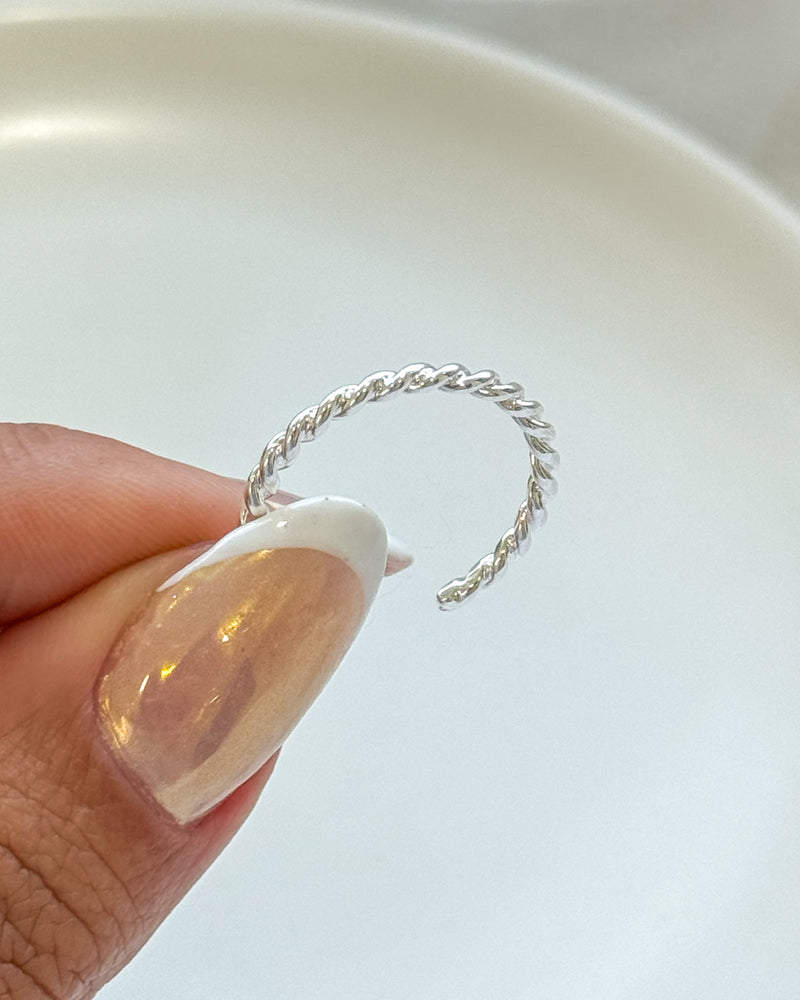 Anel Regulável Entrelace - Semijoia Banhado a Prata