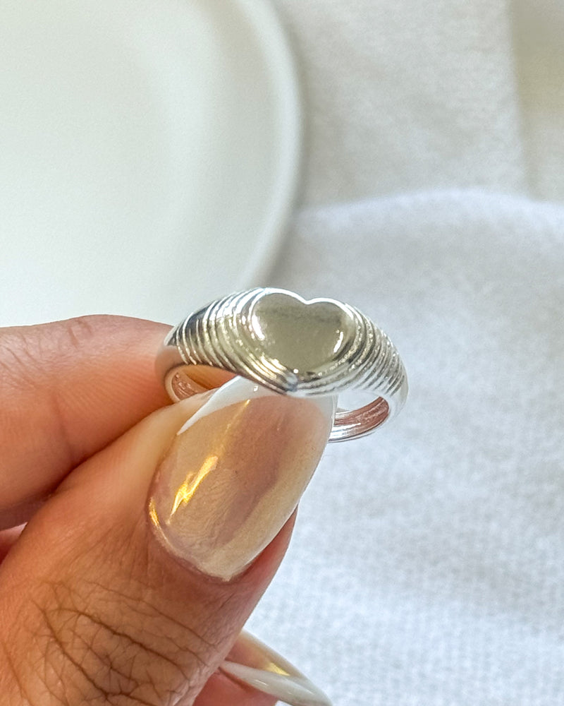 Anel Regulável Canelado Coração - Semijoia Banhado a Prata