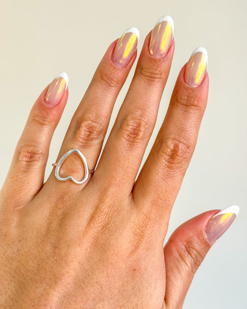 Anel Regulável Coração Vazado - Semijoia Banhado a Prata